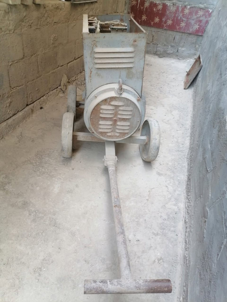 السلام عليكم 
عندي هاي المكينه للبيع المانيه اصليه درجه أولى سعر ٥٠٠قفل لحيم وقطع وهرش حديد ثقيل 
مكاني بغداد 
***********
