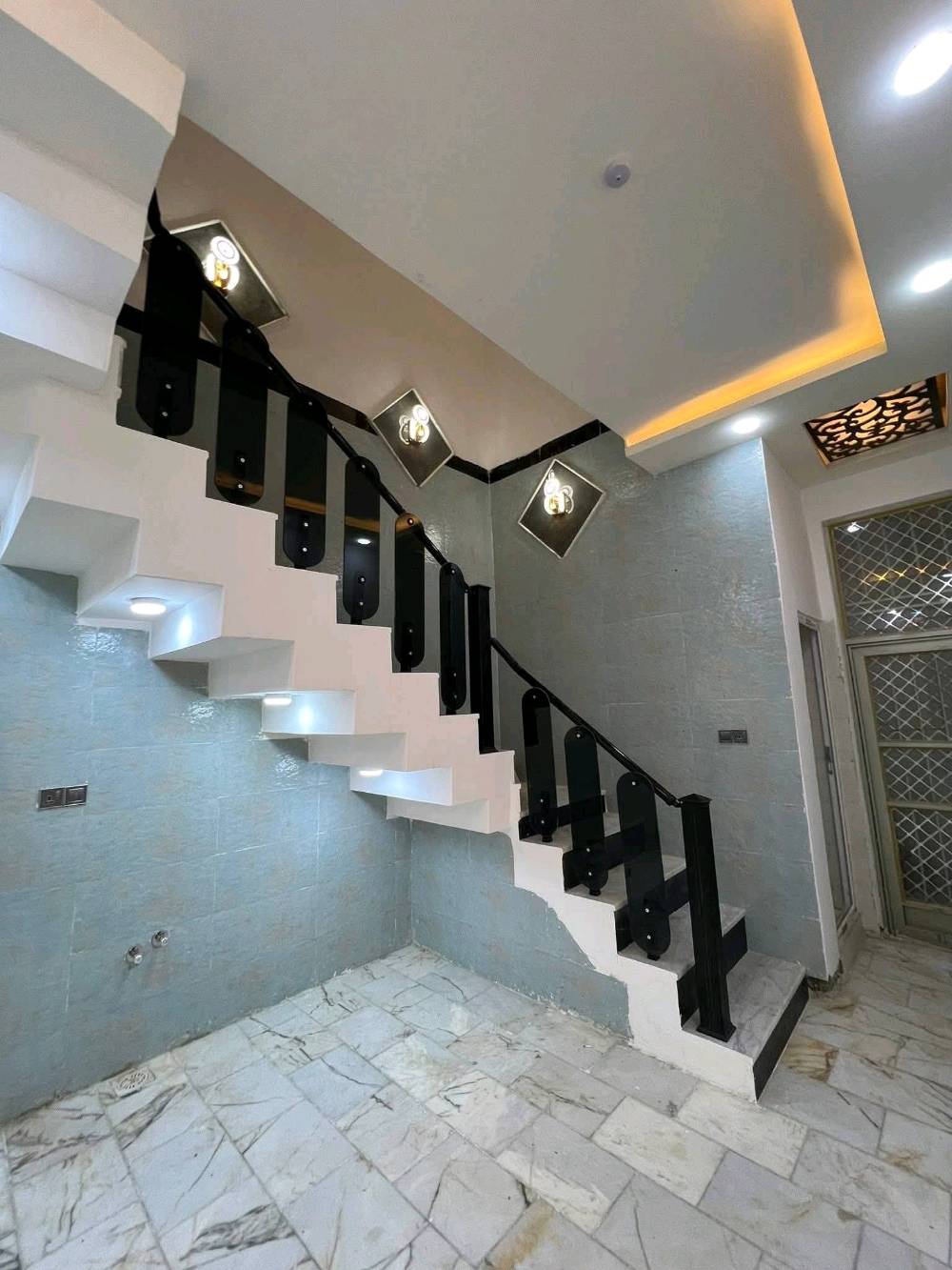 بيت 110 م طابقين طابوق بناء درجة اولى جديد غير مسكون استقبال وصالة  ومطبخ واربع غرف نوم وثلاث حمامات أرضية مرمر واجه حديثة حي الفتح بالقرب من حي سومر سايدين الچاير 