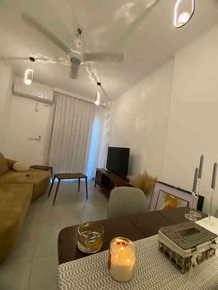 🛑شقة مؤثثة للايجار 🛑
مجمع السلام السكني 
المساحة ١١٣
غرفتين نوم وحمامين ومطبخ وصالة +بالكون كبير 
الشقة مؤثثة اثاث حديث
السعر مليون 
التواصل
***********
