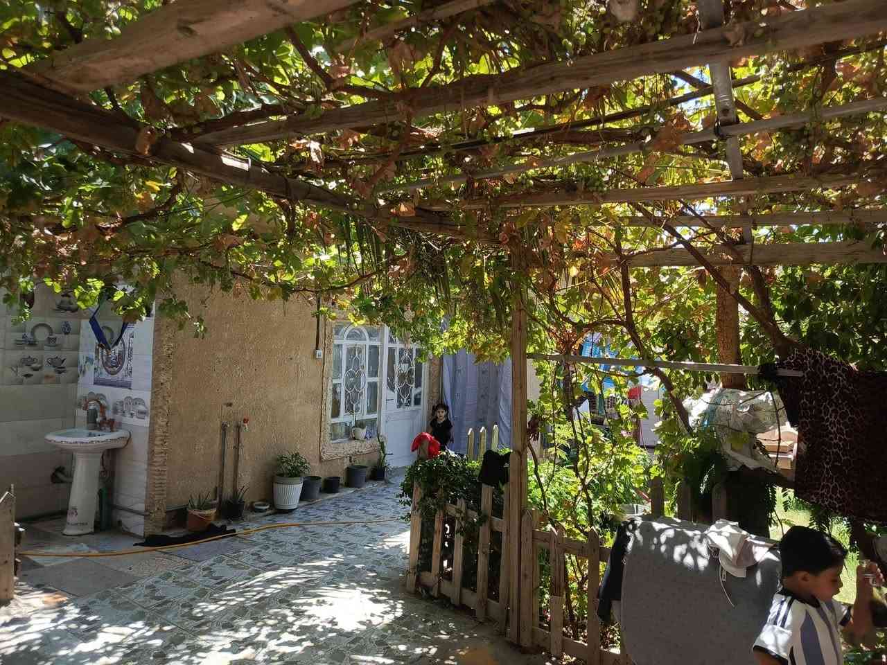 يتوفر بيت للبيع المساحه 220متر اصلاح زراعي صاله +مطبخ+غرفتين نوم+كليدور وحمام وصحيات خارجية العنوان المهندسين الرابعه شارع 80مقابل مخبز مهند يبعد عن الشارع الرئيسي 500متر وسعر مناسب جدا جدا جدا 
للاتصال ***********
