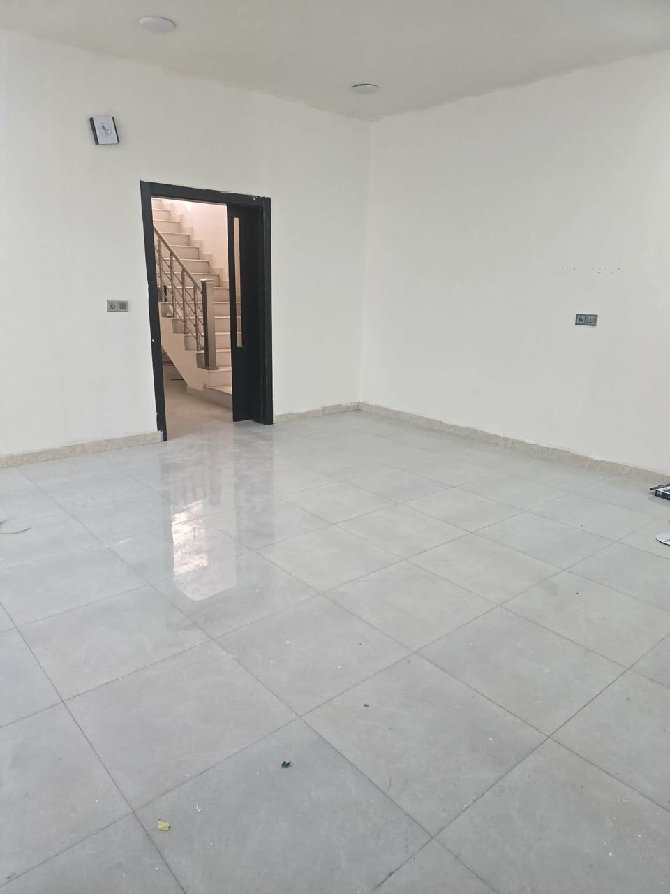 السلام عليكم 
بيت للايجار في مجمع الزيتون لوتكا طابق واحد غرفتين نوم و 3حمامات 

للاستفسار 
***********
