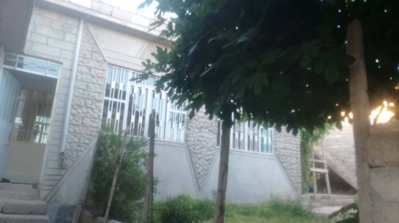 السلام عليكم متاح 4ابيوت المساحه الارض 1600البيت زرعي 25 ماي كهربائية بيه بير سوري  خدمات كمله  انتصل على الرقم *********** اني مكلف بل نشر المكان قيرت قلان تبه قرب حي صدام
