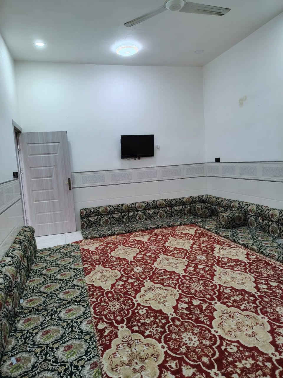 #دار للبيع...  106م   طابقين..بناء جديد قريب جداا ع الامام الحر سند ٢٥ إقرار محكمه العنوان الحر شارع الجنسيه القديمه   كافه الخدمات مع المجاري.. عده التبليط منطقة هدؤ.. ودخوله مثل المجمع يعني شارع واحد
يتكون الطابق الأرضي من.. 
استقبال كبير.. 5/4م
وغرفه نوم كبيره...4/4.5م
وصاله كبيره ...6/3.5م
ومطبخ كبير... 4/3.5 م
حمام داخلي وخارجي
#الطابق الثاني  بس الغرف  يحتاج كهرباء ولبخ 
يتكون من.. 
غرفه 6.5/4م
وغرفه 4.5/4 
وصاله صغيره 
وصحيات وسطح 
#الدار كونكريت مسلح بناء طابوق فقط الستاره الداير ثرمستون 
للاستفسار *********** 
#يرهم مراوس بيت بناء جديد مع الفرق
