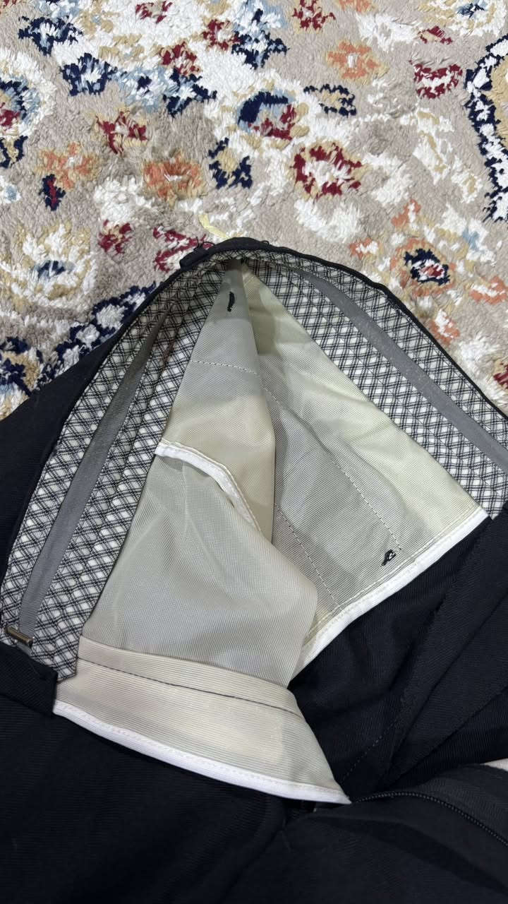 بنطرون قماش اسود 🖤 كصة عدلة 
الطول (105 )
الخصر ( 43 )
 الحجل (20)
الفخذ (28)
 السعر 10 الف 
يوجد توصيل لكل المحافظات  👔📦
للأستفسار خاص او على الرقم ***********📞
