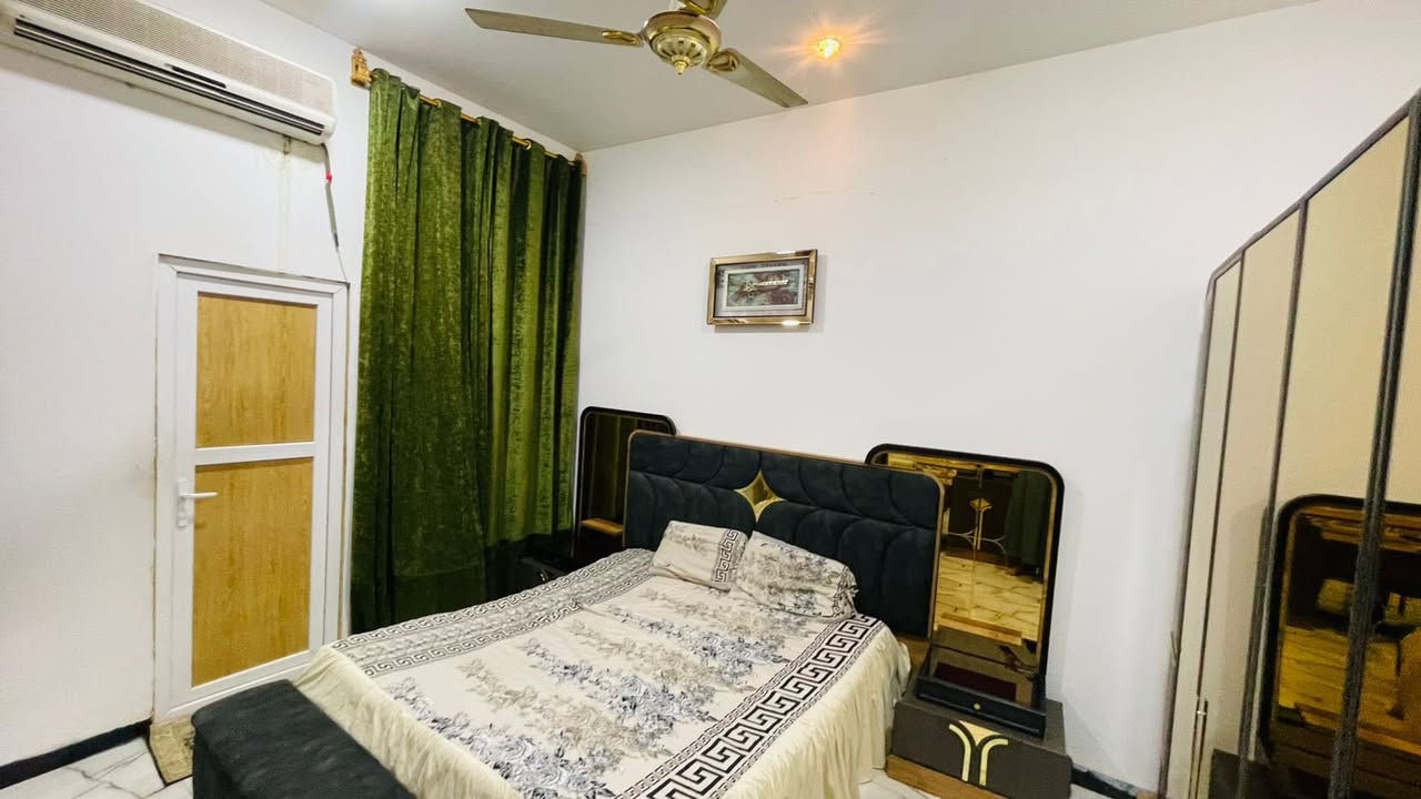 السلام عليكم بيت للبيع طابو زراعي سند25 مساحه 400 يحتوي ع ثلاث غرف نوم ع شكل سويت يعني كل غرفه داخلها حمام ستقبال وهول وصاله ومطبخ حار وبارد صقف الصاله وستقبال جم سمبورد صحيات داخليه وخارجيه  مساحه الحديقه 160 متر مربع /عدد الثريات 7+ مراوح سقفيه 7+ماطور ماي +سخان عدد 2+تانكي ماء عدد3 +كاونتر مطبخ حار وبارد 
مكان البيت مجمع حجي غسان خلف السياسين
السعر 165مليون 
للتواصل:***********
