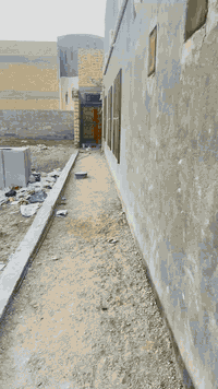 السلام عليكم دار للبيع مساحه 370 
240 دار مستقل استقبال ومجمعات صحيه ومطبخ وصاله وغرفتين
و150 دار مستقل هيكل محتاج تشطيب ايضا مجمعات صحيه واستقبال ومطبخ وغرفتين
 للاستفسار الاتصال *********** 
مكان الدار الصوب الكبير حي الشرطه الشارع المقابل مدرسة المصابيح علما البناء عكاده ويصلح مراوس بالجوادين او الرياض
