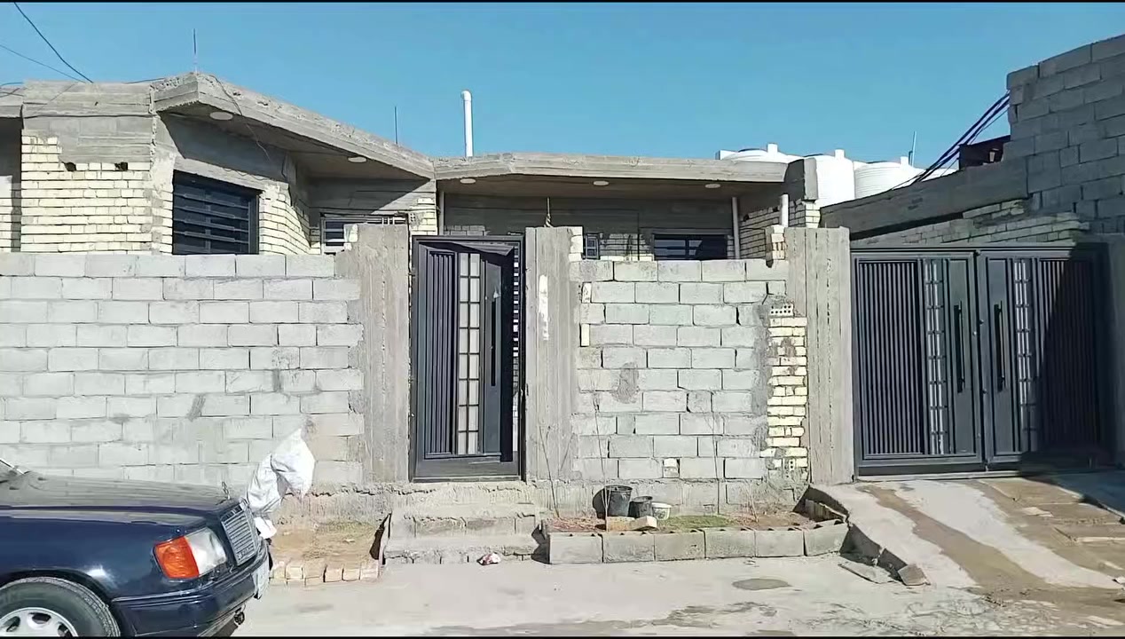 سلام عليكم بيت للبيع خلف حي صناعي قريب عله هيبر ابو علي مساحة البيت 234منطقه نضاميه  عرضه 10كهربه خط ذهبي سعر انبير 6الف ستفسار ***********واجهت البيت 15ونص
