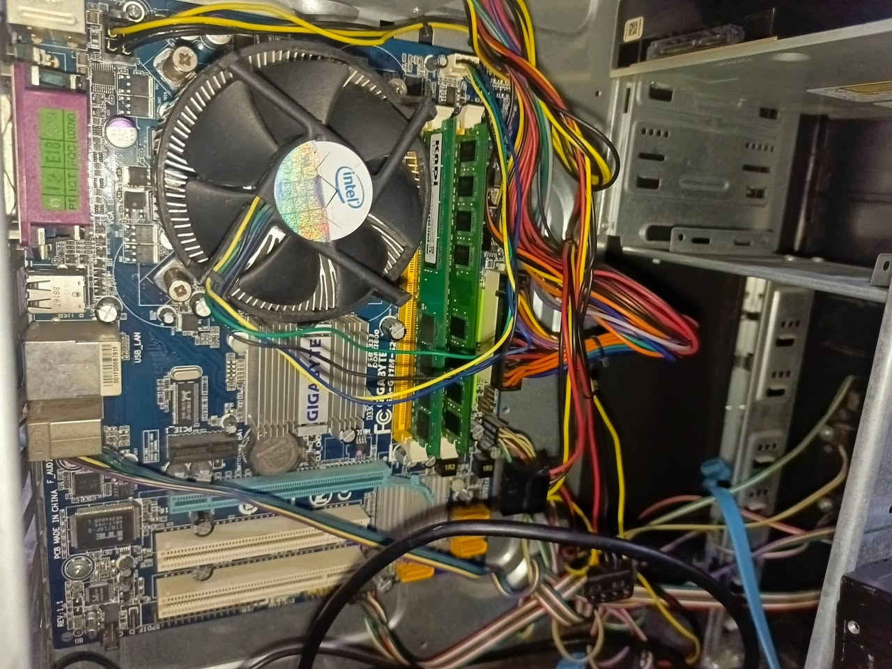 حاسبات اثنين قديمات يشتغلن ما اعرف شنو يحتاجن بس جربت اشغلهن واشتغلن والسودة بيها رامات اثنين وموجود ماوس و كيبورد اذا تريد وياهن السعر 50 الف أثنينهن مكاني أربيل


**إذا كنت صاحب هذا الإعلان وتريد حذفه لأي سبب، رجاءا أرسل رسالة إلى الدعم الفني**