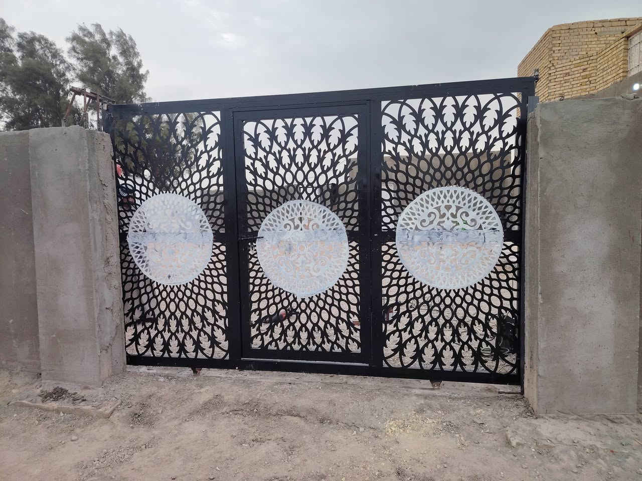 نشتغل باب وشباك ومناقل نشتغل بيبان فر شباك فر جميع البيبان وشبابيك ومناقل للبيع للبيع بدارت ابو حسين لحداد ***********
