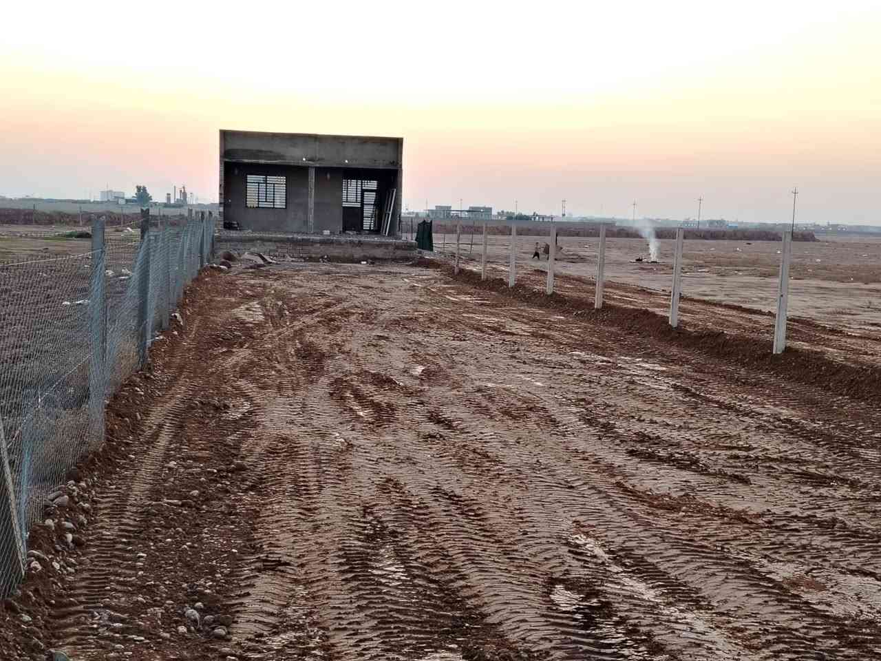 السلام عليكم بيت عل حولي مباشر المساحه دونم البيت كامل من الداخل واصل ماء وكهرباء مع بير 
يعني مزرعه كامله الاتصال ‭0772 780 4020‬ طابو الارض 
وشرط التحويل
