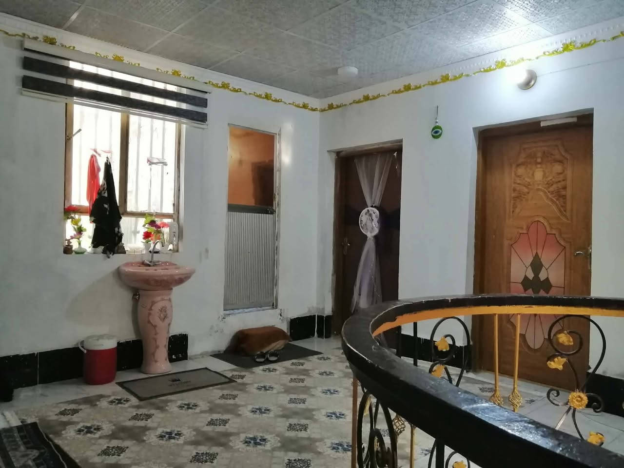 السلام عليكم
دار للبيع يقع في حي الحسين قرب دار المرحوم ثائر رنو
المساحه الكليه 250 م
جنس العقار طابو صرف سند تحويل مباشر للمشتري 
البناء طابقين طابوق ارضيه كاشي والسطح فرشي 
يتكون من:
3 غرف نوم الأرضي غرفه 4×5
الطابق الثاني غرفتين 4×5 + حمام
استقبال 6×4
صاله 8×4
مطبخ 5×5
صحيات داخليه وخارجيه
باقي التفاصيل تفضل للمراسله أو الاتصال على الرقم
***********

ملاحظه يرهم مراوس مشتملات
