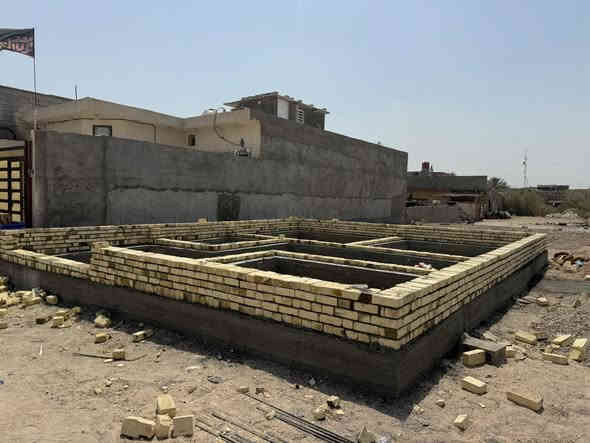 سلام عليكم قطعه للبيع العنوان شط العرب جسر خالد زين العابدين مقابيل اسواق ابو حيدر قبل مدرسه الهليه المساحه 80 بيه فضله 10متر ملك صرف زراعي بسم عراقي السعر 27 التصال ***********
