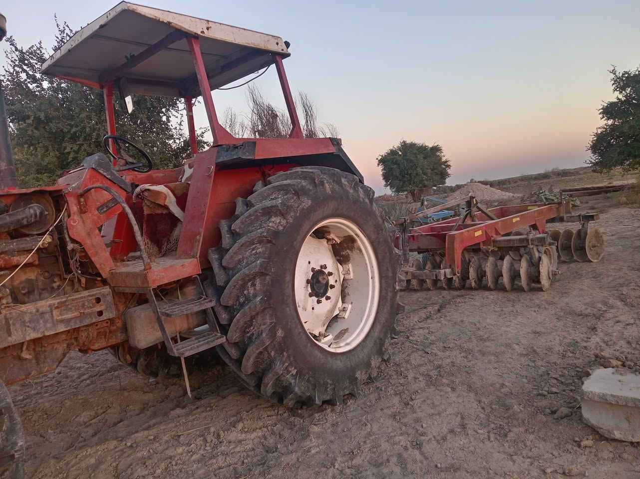 فيات ١٥٨٠ مكفوله محرك وكير واكسن تخم تاير جديد للبيع او مراوس ب فيات ١١٠او ١١٥ للأستفسار
***********
