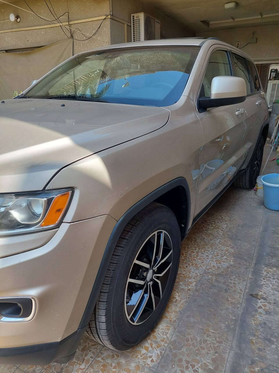 جيب كراند شيروكي لاريدو 2014
١.فتحه
٢.جنطة كهرباء
٣.فور ويل 4×4ثابت
٤.تدفئه مقاعد اماميه وخلفيه وستيرن
بقيه مواصفات عادية معروفه شاشة صغيرة
ماشية 141 الف كيلو متر
سيارة حلوة وناصبة لون ذهبي مميز
بدون صبغ فقط بارد مأشر بالمنشور وتكحيل 
وخدوش باب عكس سايق
سعر ٢٠٥ وبيها مجال 
رقم للتواصل *********** 
مكانها البصرة
