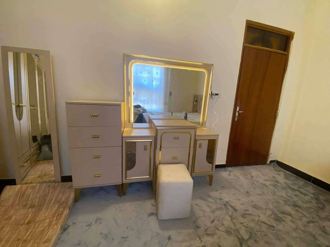 للبيع ١٠ قطع غرفه نوم تركي جديده نظيف مع دوشك ويا سعر مليون ٢٠٠ وبيه مجال ع خاص 
الانبار .. عامرية الفلوجة
*********** للاستفسار
