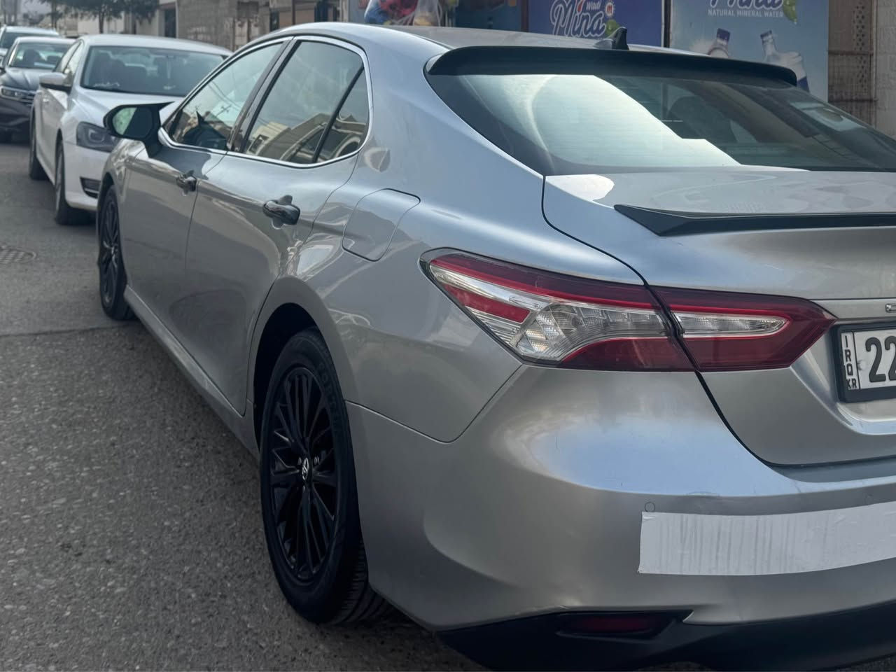 سلام عليكم 
كامري 2018 xle فوول عدة الفتحة 
رادار وبصمة تشغيل وكشن تدفئة وكهرباء
داخلة للعراق كلين
فقط بيها شكم مكان بارد
سنوية وهزة جديدة
دفتر بانزين بيها 
شرط التحويل 
ماشية 170ك  الف 
السعر 189 وبيها مجال 
*********** كركوك, العراق
