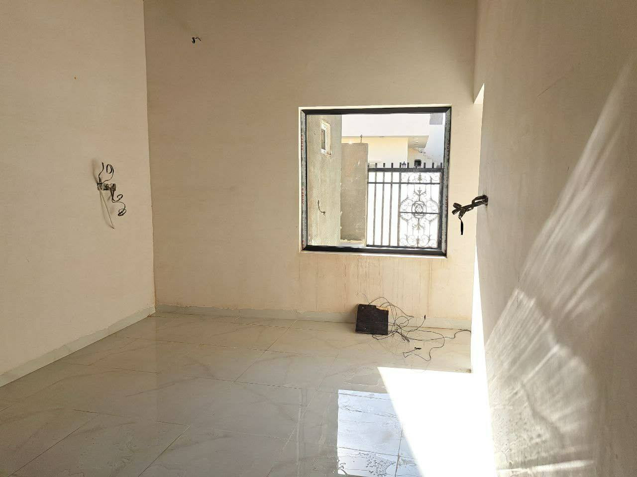 دار 100متر طابقين - 5متر واجهه وعمق 20م بي نواقص مثل ماموضح بالصور - طابو للبيع في منطقة ال٥٨ قرب محطة وقود شمس سعر ٧٤ مع مجال للمعلومات اتصال على***********
