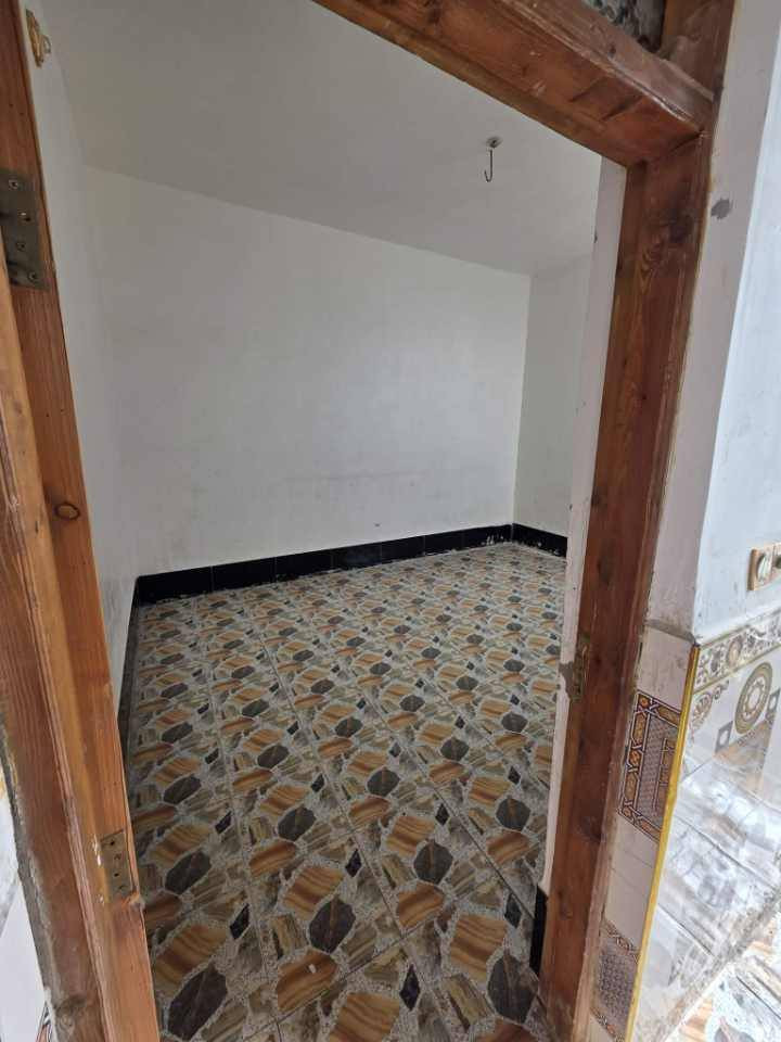 أأيجار ..بيت ١٠٠م حي النداء شارع مجمع بيتي يحتوي غرفه وصاله واستقبال وحمامات خارجيه وداخليه وسخان وخط مولده وتانگي سعره ٢٥٠
*********** 
بي وات ساب
