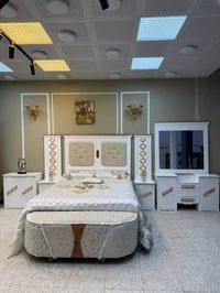 مجموعة غرفة نوم كلاسيكية بمزيج من الأناقة والروعة. تتضمن الغرفة سرير م...