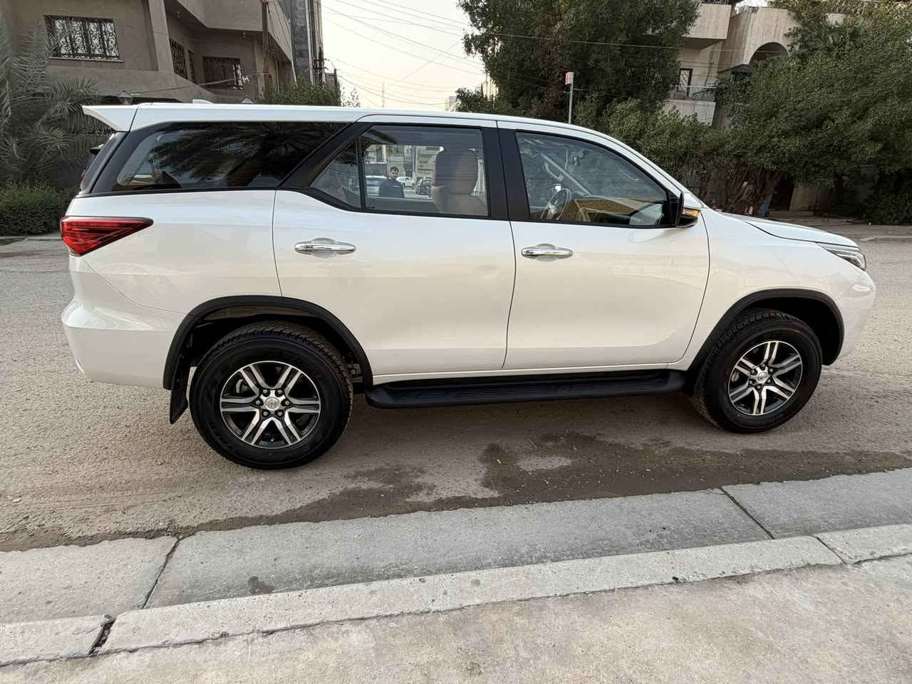 السلام عليكم للبيع تويوتا فورجنر ٢٠٢٤ خليجي فور ويل 
محرك ٢٧٠٠ مكفوله من صبغ او ضربه او بارد 
ماشيه ٢٥ الف كيلو متر 
للاتصال ***********
ملاحظه /؛ يوجد رصعه صغيره بالباب الخلفي فقط
