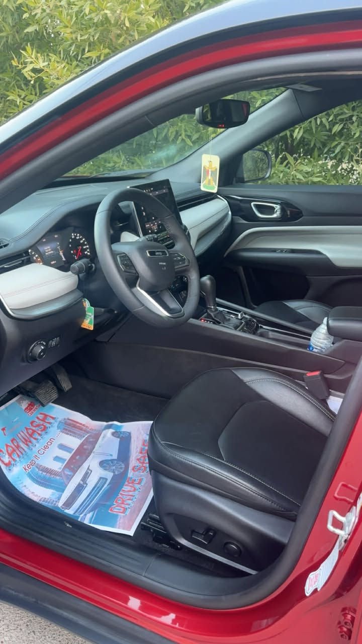 السلام عليكم جيب كومباس للبيع ٢٠٢٥ ماشية ٥٠٠٠ بعدها زيرو لمتدد فول عدا بانوراما بدون رقم منفيس باسمي صبغ ربع بنيد بدايته فقط كلشي ممبدل بيها وجاملغ جاملغ بارد دعامية الامامية نفسها بلادية مكينة ٢٠٠٠ تيربو مكانها بغداد حي الجهاد السعر ١٧٧$  وبي مجال ***********
