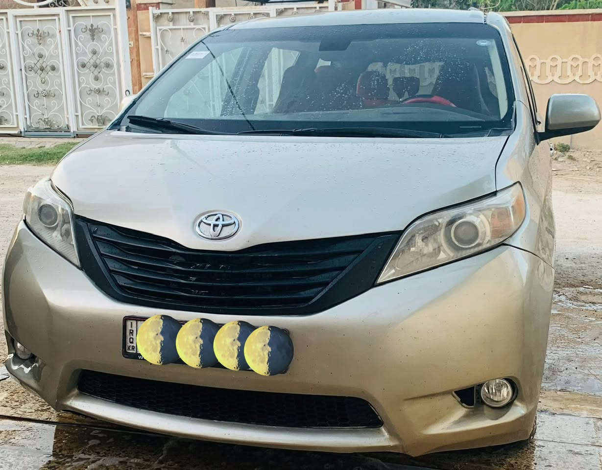 السلام عليكم 
تيوتا سينا متچايه موديل 2016 رقم اربيل صبغ عام وتبديل 4 قطع سعرها 13$ الف وبيها مجال للاستفار لاتصال على ***********
