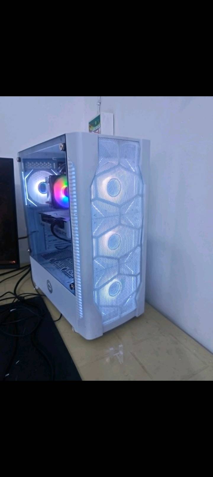 💻 مواصفات الكيس (Case Specs):
كرت الشاشة: ASUS Dual GeForce RTX 4060 OC 8GB 

المعالج: Intel Core i5-10600KF الجيل العاشر

المذربورد: ASUS PRIME B460M-

الرام: 16GB (قطعتين Lexar DDR4) بسرعة 3200MHz.
التخزين (سريع جداً):

هارد فائق السرعة Lexar NVMe M.2 SSD بسعة 512GB.

هارد إضافي SSD بسعة 256GB.

الباور سبلاي: AURA GP650 بقوة 650 واط بـاعتمادية +80.

الكيس والتبريد: كيس أبيض  مع 4 فانات RGB لتبريد 
النظام: Windows 11 Pro الأصلي