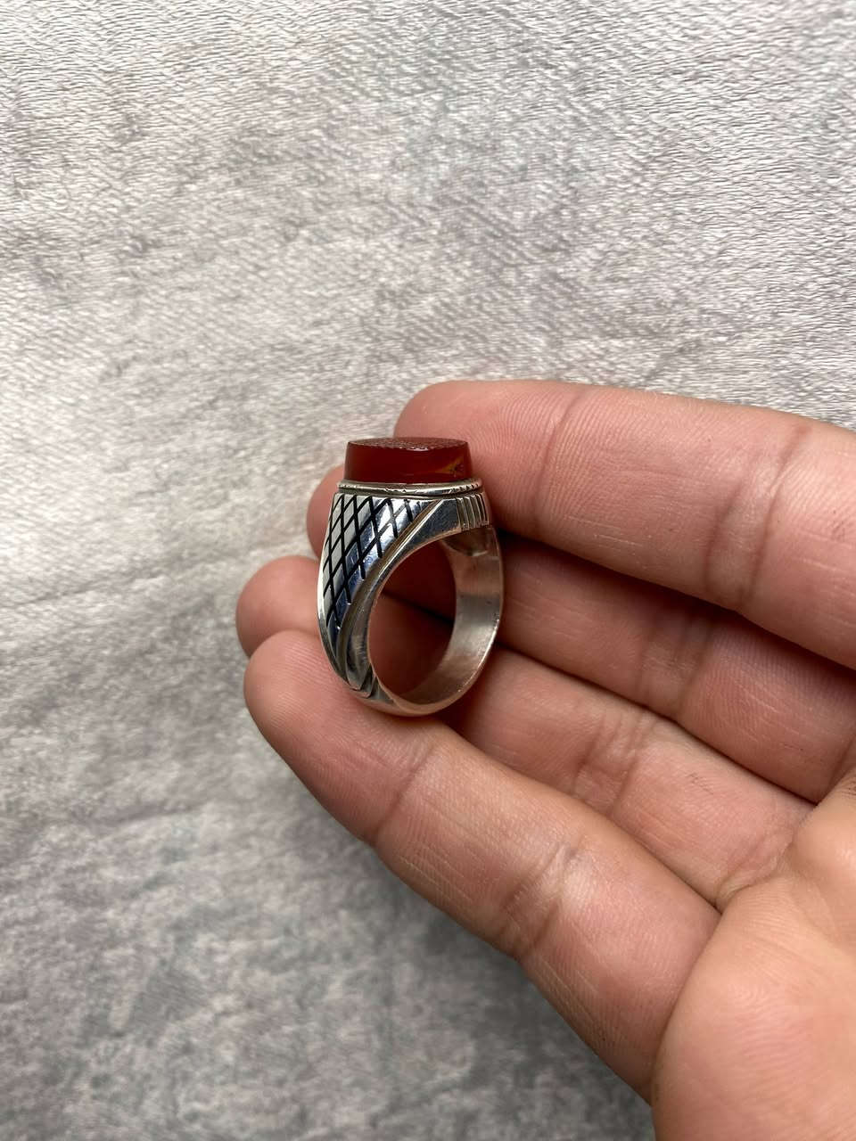 اللهم صل على محمد وآل محمد 
خاتم من العقيق اليماني خام ياقوتي 

مقاس الخاتم 23 مقاس الحجرة 15 ملم 
مصاغ يدوي فضة ( 925 ) 

مخطوط ( اية الكرسي المباركة ) 
بخط الاستاذ عرفانيان ✍️ 

للاستفسار خاص او واتساب *********** ☎️
توصيل جميع محافظات العراق 🚘
