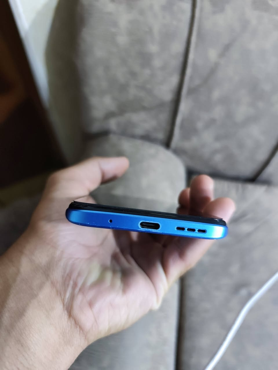 سلام عليكم...الجهاز هو Xiaomi Redmi Note 11 (النسخة العالمية 4G) باللون الأزرق المميز (Twilight Blue).المساحة التخزينية (الذاكرة الداخلية): 128 جيجابايت (مستخدم منها 30.7 جيجابايت كما يظهر في إعدادات جهازك).
الكاميرا (كم ميجا؟): الكاميرا الأساسية الخلفية بدقة 50 ميجابكسل، وتأتي معها 3 كاميرات إضافية (زاوية واسعة 8 ميجا، ماكرو 2 ميجا، وعزل 2 ميجا)، أما الكاميرا الأمامية (السيلفي) فهي بدقة 13 ميجابكسل.
نظام التشغيل: واجهة MIUI 13 المبنية على نظامالشاشة: من نوع AMOLED الممتاز، بحجم 6.43 بوصة وبدقة FHD+، وتدعم تردد 90Hz لسلاسة التصفح.
المعالج: Snapdragon 680 ثماني النواة، وهو معالج اقتصادي ممتاز للتصفح والمهام اليومية وتوفير الطاقة.
البطارية والشحن: بطارية ضخمة بسعة 5000 مللي أمبير، وتدعم الشحن السريع بقدرة 33 واط (يشحن الهاتف بالكامل في حوالي ساعة).
المميزات الإضافية: يحتوي على منفذ سماعات 3.5 ملم، سماعات ستيريو ثنائية، ومستشعر البصمة مدمج بزر الطاقة الجانبي.


**إذا كنت صاحب هذا الإعلان وتريد حذفه لأي سبب، رجاءا أرسل رسالة إلى الدعم الفني**