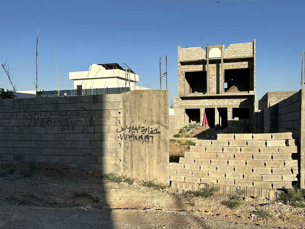 للبيع هيكل 325متر
شارع مول حسين فرع علي حداد 
طابق الاول/استقبال-مطبخ -هول-غرفة نوم-صحيات 
طابق ثاني/غرفتين -هول-صحيات 
دكات موجود 
خدمات كهرباء-ماء 
السعر/ 73 مليون 
***********

