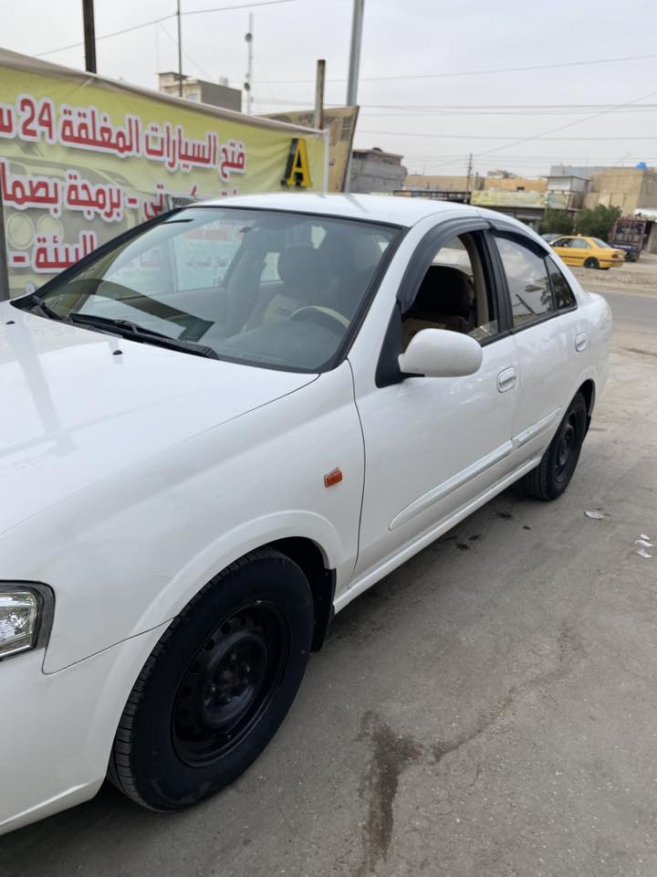 السلام عليكم 
سني ٢٠٠٩ رقم بغداد جديد سنوية باسمي
بيهة قطعتين ونص صبغ بدون دواخل 
بياع شرطة 
سعرها ٨٨ ورقة وبيهة مجال 
***********
