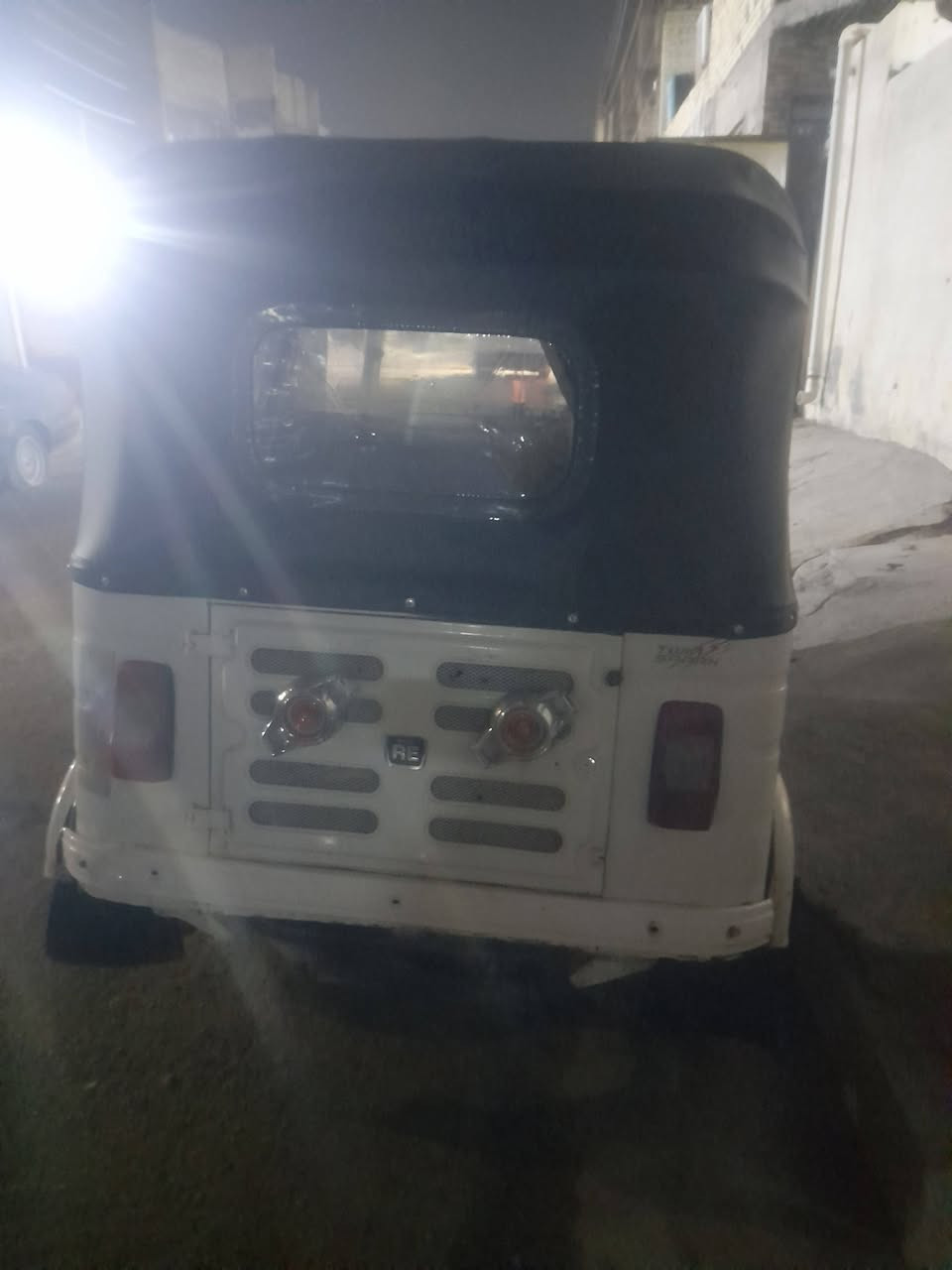 السلام عليكم تتكك للبيع موديل ١٦ مكينه ٢٠ بيهه خير من الله مكاني بغداد جديده لاتصال ***********
