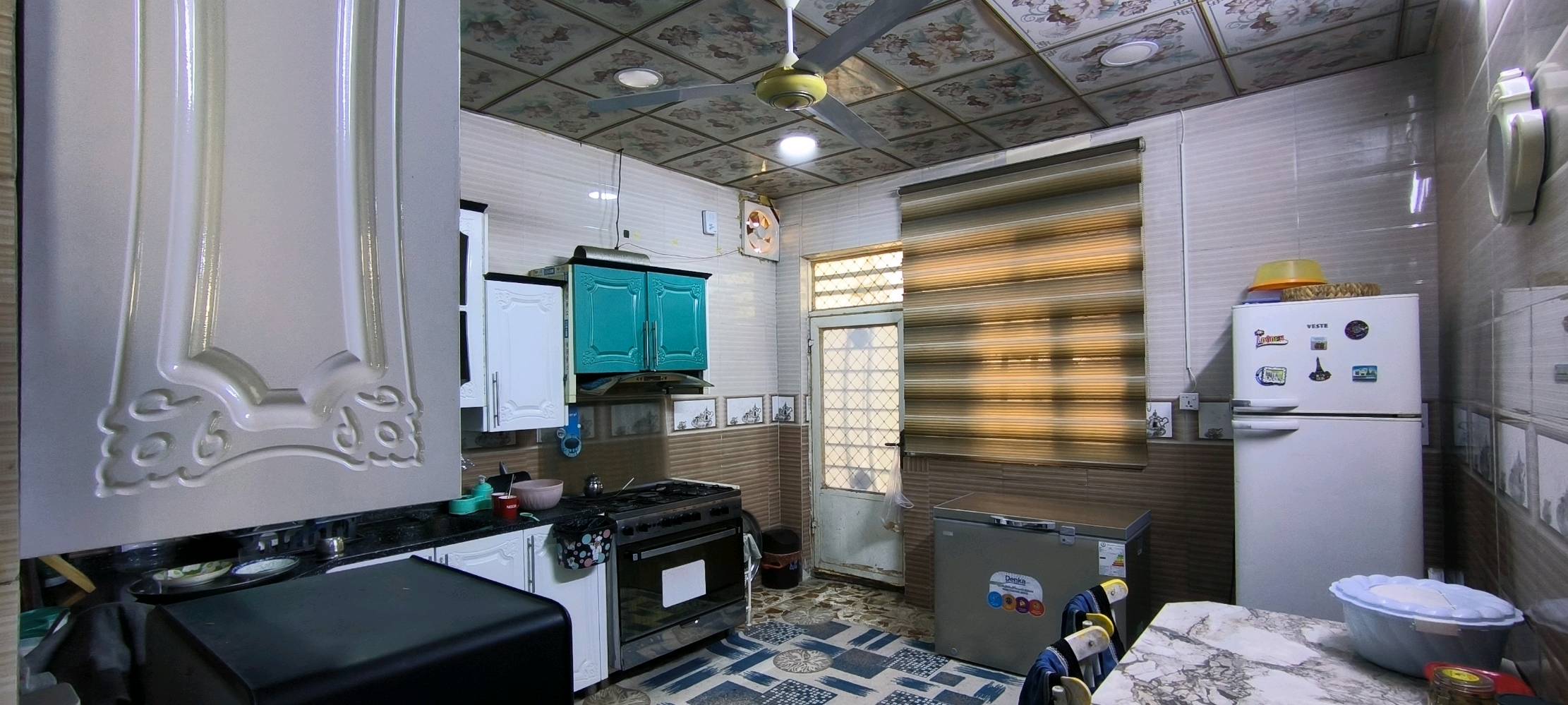 بيت للبيع طابو زراعي سند 25
مع أو بدون الأثاث 

مساحة ٢٨٥ متر (10 × 28،5)
طابق واحد غرفتين نوم وباقي الملحقات
حديقتين وكراج سيارة

السعر 185 مليون بي مجال للشراي 
وين يقع البيت بالضبط؟: 
شارع فندق البارون / قرب عمود 84 
شنو مساحة البناء؟: 
285 منها 120 تحت البناء 
هل يرافق البيع أي أثاث أو تجهيزات؟: 
مع أو بدون الأثاث 
كم عدد الغرف بالبيت؟: 
2
شنو المواصفات الفنية للتكييف والتدفئة؟: 
سبلت عدد 2 / مكيف عدد 1