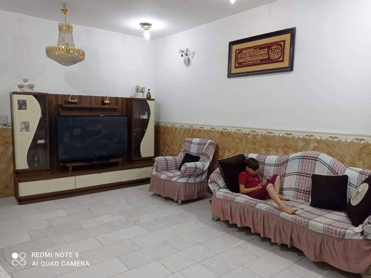 السلام عليكم ورحمه الله وبركاته
دار سكن طابو صرف المساحه 250 متر 
يحتوي في الطابق الارضي صاله واستقبال وغرفة نوم ومطبخ ومجمع صحيات داخلي وخارجي 
والطابق الثاني يحتوي غلى غرفتين نوم وكلدور كبير ومجمع صحيات خارجي 
المكان شارع النجف بسايد الذهاب  الشارع المجاور من دائرة الغذائيه قرب اليهوديه الجديده ثاني بيت عن التبليط 
عرض الشارع الي مقابيل البيت 25 م 
السعر 250 
للاستفسار ***********
