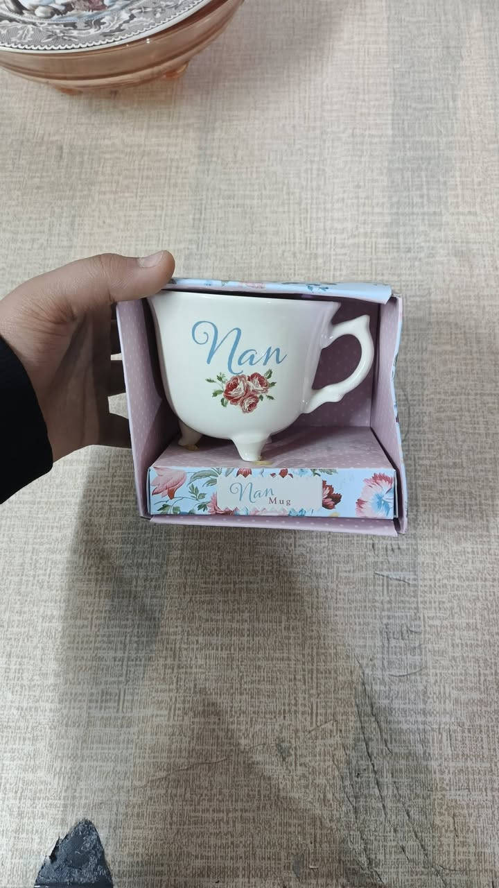 هذا المنتج هو كوب "Century House Nan Bone China England Mug"، وهو قطعة قابلة للتحصيل (Collectible) مصنوعة من الخزف الصيني الناعم، وتتميز بنمط زهري مع كلمة "Nan".   وياه صحن صغير  سعر كوب (3الاف)


**إذا كنت صاحب هذا الإعلان وتريد حذفه لأي سبب، رجاءا أرسل رسالة إلى الدعم الفني**