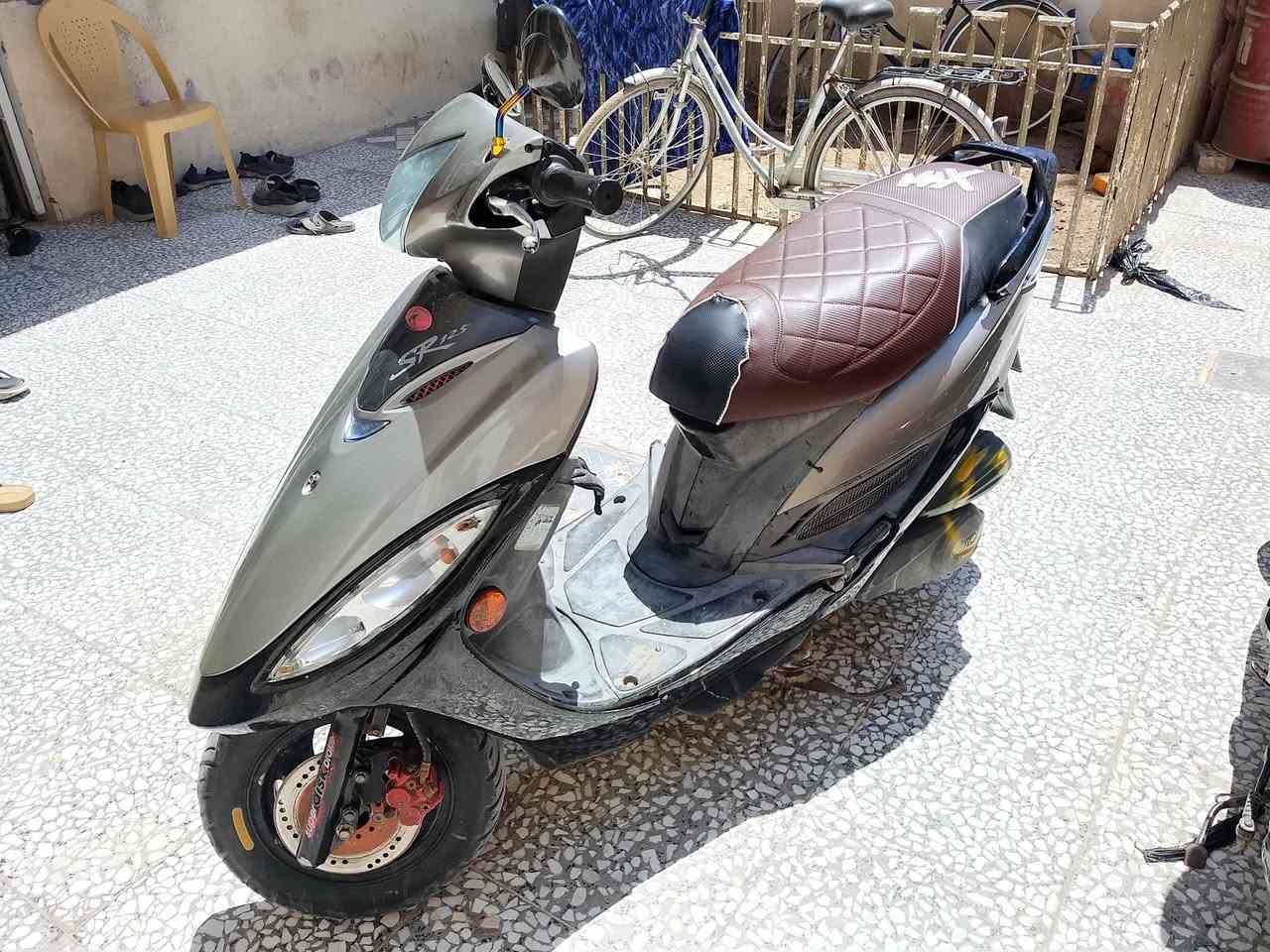 سلام عليكم شباب للبيع كامكو جي فور الدراجه جديده كلش كفاله من كلشي برغي ما عايزه مال حاويه مرتبه تفاصيل بعد اكثر اتصل رقم ***********مكان نجف كوفه سعر 600وبيه مجال
