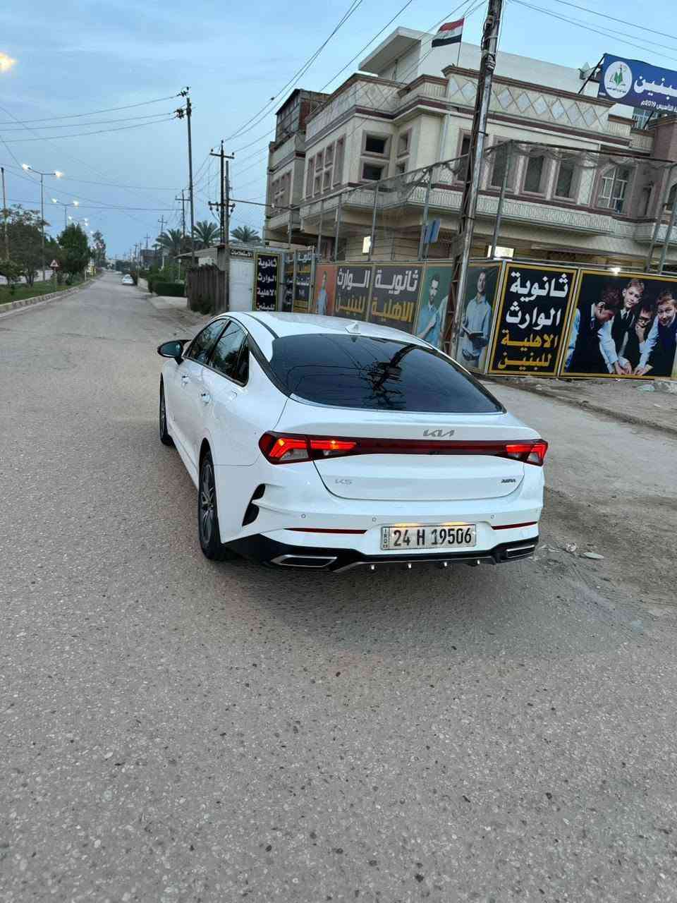 السلام عليكم ورحمة الله وبركاته
K5/2023
سياره كفاله بيه اصبعين فقط بارد 
ماشيه /188الف 
195 وبيه مجال 
رقم صاحب السياره 
0776 440 5882
