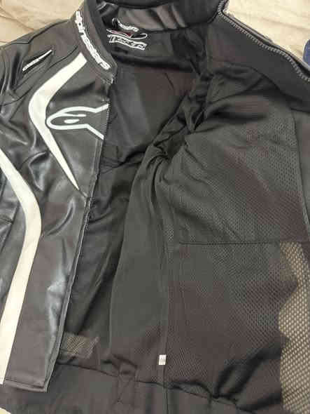 سلام عليكم جاكيت البن ستار جلد اصلي جديد ممستخدم كسارت بي قياس M L مكاني بغداد توصيل موجود ***********
