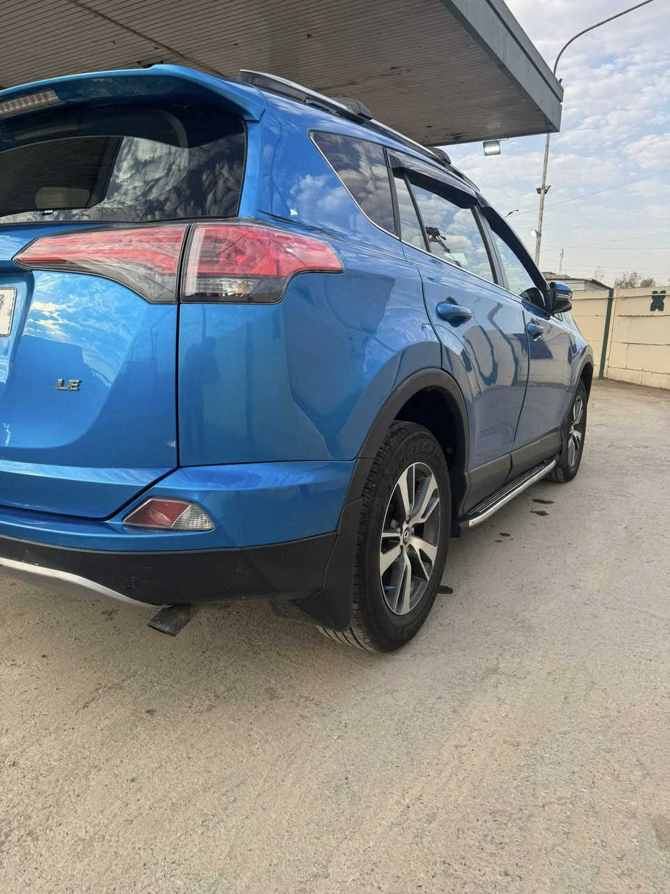 السلام عليكم موديل 18 حادث خفيف من الامام بدون لغود وشواصي صبغ فقط بذون تبديل وبيها بابتين اليمين صبغ اثر شخوط منزل الفديو قبل الصبغ السعر 155 بيع مستعجل 
***********
