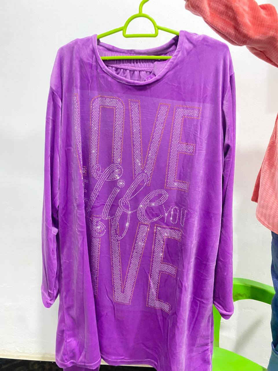 تراك اطفال يخبل 😍
الولادي من عمر سنتين لعمر 15 السعر 7
البناتي من عمر سنتين لعمر 12.السعر 7
الفستان البناتي بي اشكال منوعه مو بس المعروض السعر 7 
الدشادشه الشتويات 10
التراك النسائي 10
الروب 15
فستان النوم قطعتين ب7
التوصيل 5
النجف 3

موديلات ثانيه اكو اذا تحبون تواصلو ونصورلكم
التواصل والحجز على الواتساب ***********
