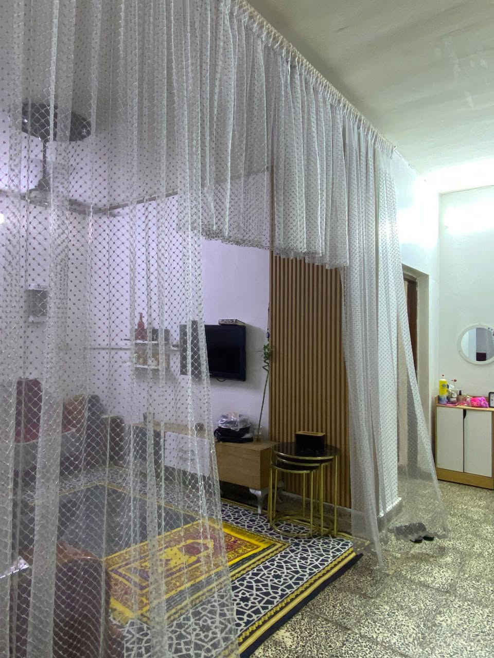 السلام عليكم عندي بيت للبيع  يحتوي على 3غرف نوم ومطبخ وهول وحولي وكراج وحديقة و حمام وخدمات صحية 2 البيت طابقين بناء التسعينات سند مستقل الواجه 7.5متر
 والنزال 20 متر / المساحة  150متر 
السعر ٣٧٥ مليون وبيه مجال المتر ٢ مليون و٥٠٠ الف 
والشراي يدلل والله الرزاق 
للاستفسار *********** اتصال  او واتساب 
العنوان الحرية الاولى / شارع المشتل محلة ٤١٦ زقاق ١٦ 
قرب ورشة خضير الفنية او اسواق ابوغالب سابقا
