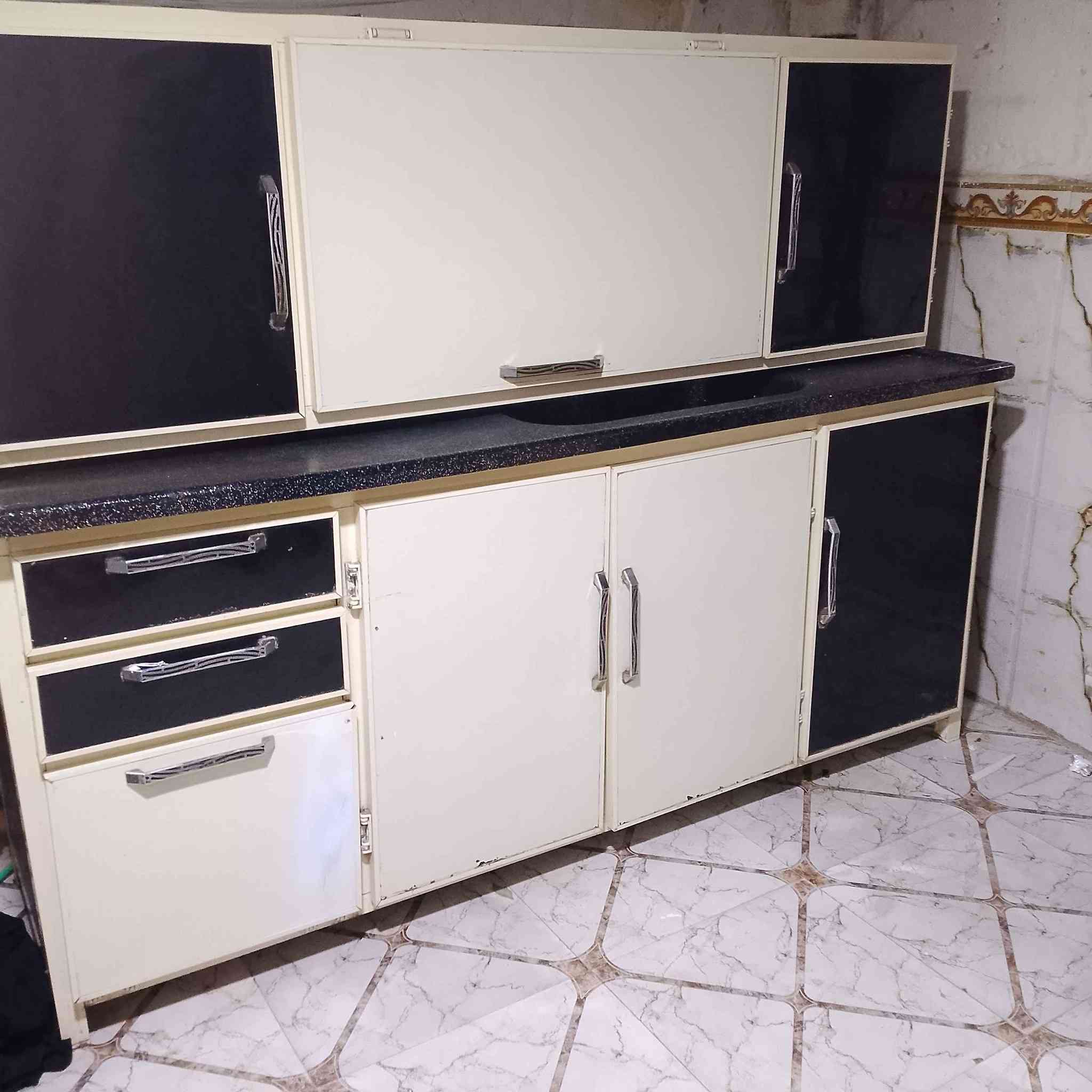 للبيع كاونترات واحد 3 قطع  2 متر و سنك متر ونص  سعر 300 وثاني مرمر   2 متر سنك و تعليك   سعر 250  / بدون اضرار  العنوان بصره تاميم للاستفسار *********** البصرة, العراق
