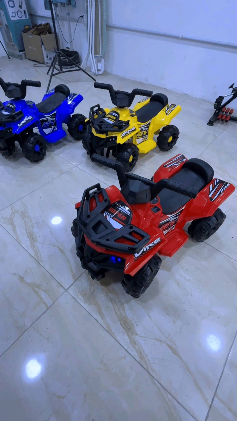 مركبة أطفال كهربائية رباعية الدفع

الاستخدامات

مناسبة للأطفال للّعب داخل المنزل أو في الحدائق والساحات الخارجية.

تساعد على تطوير مهارات التوازن والتوجيه لدى الطفل.

مثالية كهدية مميزة للأطفال بين 3 – 5 سنوات.

يمكن استخدامها للركوب اليومي، الرحلات العائلية أو جلسات اللعب الجماعي.

المميزات

محرك كهربائي قوي يمنح الطفل قيادة سلسة.

بطارية قابلة للشحن (حسب الصور: بطارية داخلية مع شاحن خارجي).

مفتاح تشغيل + مفتاح أماميخلفي للتحكم بالاتجاه.

مؤثرات صوتية وموسيقى مدمجة لزيادة متعة الطفل.

تصميم رياضي يشبه سيارات الـATV رباعية الدفع.

مقعد مريح مع سطح مانع للانزلاق.

عجلات عريضة توفر ثباتًا ممتازًا على الأسطح المختلفة.

هيكل بلاستيك عالي المتانة ومقاوم للصدمات.

يتحمل وزن الطفل ويمنحه وضعية جلوس آمنة.

الألوان المتوفرة: أحمر – أصفر – أزرق.

الوزن الإجمالي للكارتون: 5.5 كغم

الوزن الصافي: 4.5 كغم

محتويات الصندوق

المركبة (غير مجمّعة – تجميع بسيط).

مقود القيادة.

المقعد.

العجلات الأمامية والخلفية.

براغي التثبيت.

شاحن البطارية.

سكروب (مفك) خاص للتجميع.

دليل الاستخدام والتركيب.

الملاحظات

العمر المناسب: 3 سنوات وما فوق.

يجب شحن البطارية 6–8 ساعات قبل الاستخدام الأول.

يجب أن يتم التجميع تحت إشراف شخص بالغ.

لا تُستخدم في الطرق العامة، مخصّصة للّعب فقط.

قياس الكارتون:

طول 69 سم – عرض 39 سم – ارتفاع 29 سم.

تجنّب ملامسة الماء المباشر لحماية الدائرة الكهربائية.