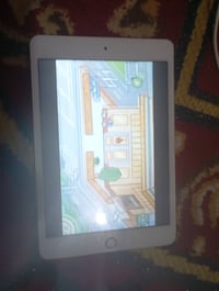 ايباد مني 5 نضيف بدل بس شاشه وكيل اصليه سع225 وبي مجال07738058664