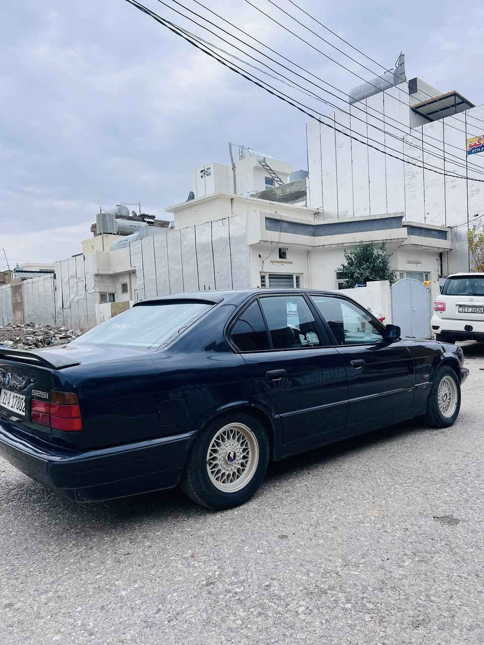 للبيع بي ام 525 بلاد موديل 1990 محرك كبس ديجيتال  رقم سليمانيه رقم و سنويه جديد شرط تحويل كير اوتوماتيك كير محرك بشرط مواصفات عدا سلايت تبريد ثلج 🧊 شغال قطعتين غرفه حلو ٢ جام كهربائي شبر حار بيها جاملغ خلفي بدون شواصي و دواخل شرط سياره احلي من صوره للاستفسار ازيد اتصل ***********
