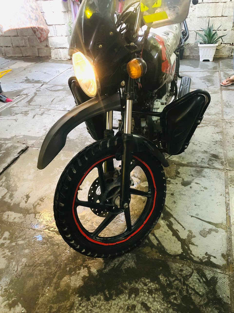 السلام وعليكم دراجه بوكسر 21 نازله بل22 شهر ل12 تحويل ثاني السعر مليونين و100 العنوان بغداد حي النصر للأستفسار ***********
