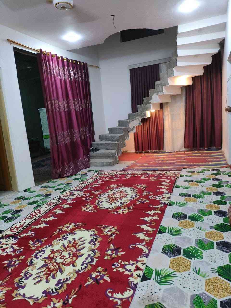 بيت طابو زراعي سند 25 ركن على ٤ شوارع مشمول بالتطويب مساحة 220
يحتوي على "
غرفتين نوم وحده جوه و وحده فوك
صالة
براني
مطبخ
صحيات داخلي وخارجي  
حديقه
كراج سيارة
باب مدخل 2
نقوصات البيت:
 ارضية الصالة
سيراميك الحمام الداخلي
سيراميك الدرج
سيراميك المطبخ
تكملة سيراميك الحمامات 
اما الباقي كله مكتمل 
بناء درجة اولى البيت كله طابوگ 
الاساس والسقف صب كونكريت مسلح 
شوارع تبليط وجميع الخدمات متوفره ماي كهرباء مدارس كافة الخدمات 
العنوان :
قرب حي الزيتون بنزلة سيد هاشم قريب ع شارع العام 
سعر 63وبي مجال للشراي  
واتساب :***********
