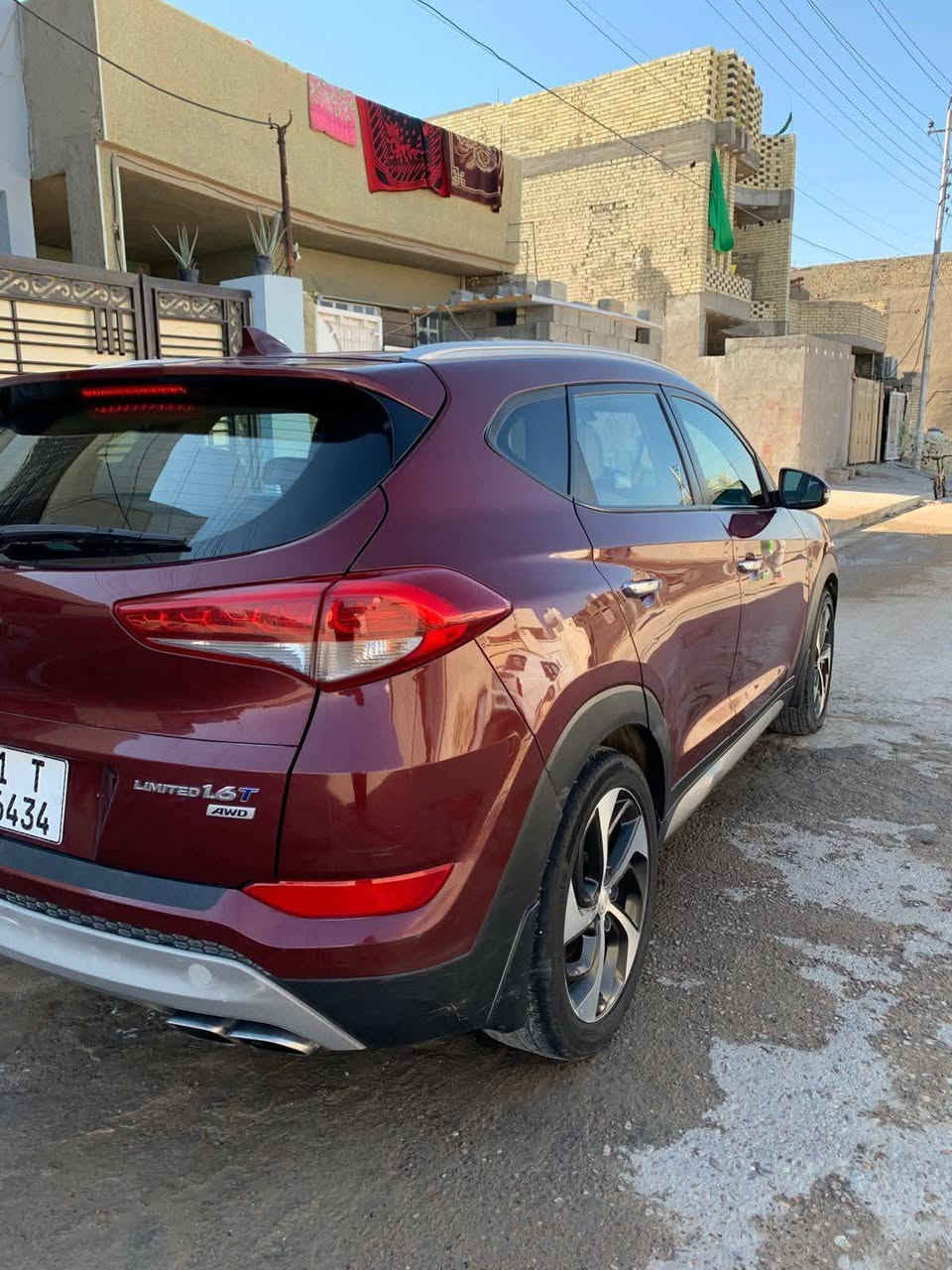 السلام عليكم 
توسان 2017 للبيع 
وارد امريكي ضربتها بسيطه بس البنيد ومصلح بدون تبديل أي قطعه ماشيه74 الف ميل
 السياره فول  تيربو داخل السياره كريمي كشنات جلد تحكم ستيرن نقطه عمياء وبعد بيها ۿـۅايہ مواصفات السياره كامله ومناقصها شـჂ̤ سنويه جديده ب اسمي مكان السياره جسر ديالى بغداد 
السعر152 وبيها مجال 
*********** بغداد, العراق
