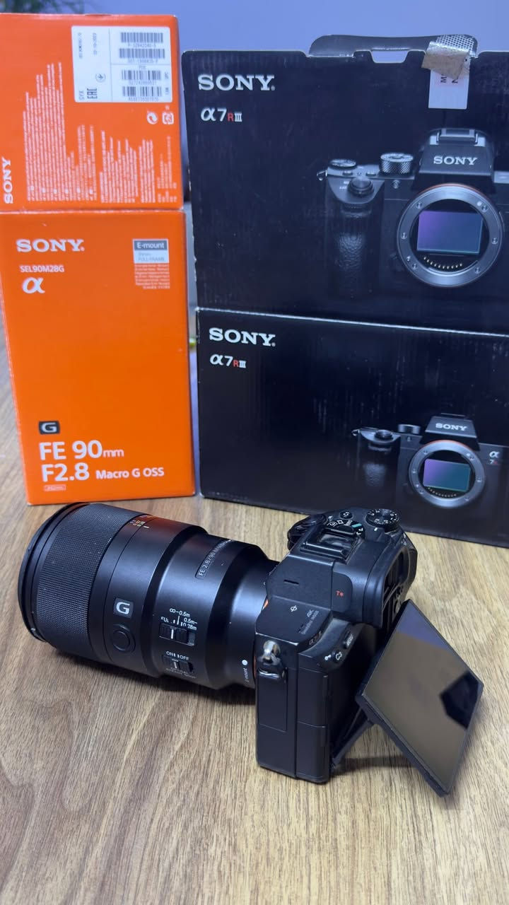 السلام عليكم. للبيع كاميرا Sony a7R III 
عدسة 90mm Macro G 

القطعتين Full Box ونظافة ممتازة. البودي أخت الجديد شغال 100% بدون أي مشاكل وشتره 26 ألف صورة بس. 

العدسة زجاجها نظيف جداً بس بيها خلل بالأوتوفوكس وإذا الشراي يحب أصلحها إله قبل البيع فماكو أي مشكلة ونتفق على التفاصيل.

السعر للقطعتين (1,900,000)

المكان بغداد واوصل مناطق بغداد وكربلاء ونجف بابل
للتواصل: *********** (اتصال أو واتساب)
