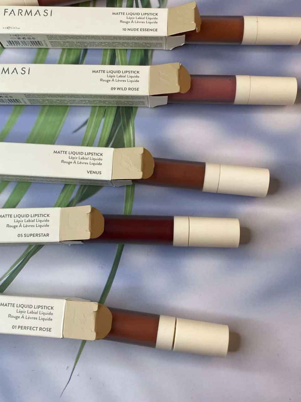 تتوفر بكجات حمر فارمسي Farmasi

 بخيارات متنوعة تشمل المجموعات الكاملة أو أطقم ثنائية وتشتهر بتركيبتها المات المطفية التي تدوم طويلاً دون أن تسبب جفاف الشفاه 

بكج الحمرة المات ومرطب الشفاه يتكون هذا الطقم من أحمر شفاه سائل بلمسة مطفية مع مرطب شفاه مغذٍ لضمان بقاء الشفاه رطبة وناعمة طوال اليوم

مجموعة حمر فارمسي مات Full Set تتوفر أحياناً كعرض يحتوي على عدة درجات أكثر من 12 درجة متوفرة في الإصدارات الجديدة تتنوع بين ألوان النيود الهادئة والأحمر الجريء

مميزات حمر فارمسي
ثبات عالي تدوم الألوان لمدة تصل إلى 8 ساعات
تركيبة خفيفة تمتاز بقوام كريمي مخملي خفيف على الشفاه ولا يتشقق
مكونات طبيعية الأصباغ المستخدمة عضوية نقية والمنتجات خالية من البارابين

المنشا  تركيا بغداد, العراق


**إذا كنت صاحب هذا الإعلان وتريد حذفه لأي سبب، رجاءا أرسل رسالة إلى الدعم الفني**